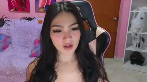 Snapshot of keeiity_moon chatting on October 23, 1:28 pm keeiity_moon online show from October 23, 1:28 pm