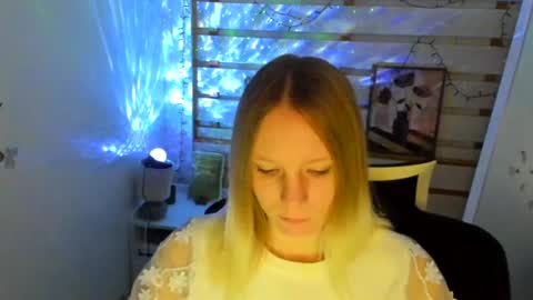 Snapshot of kelly_lly chatting on October 23, 7:03 am Kelly online show from October 23, 7:03 am