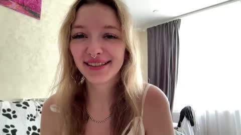 Mia online show from June 11, 9:06 am