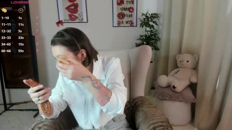 kira_rogerss online show from March 4, 9:16 am