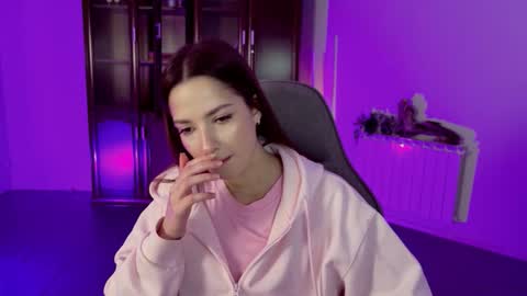 kiravair online show from December 3, 1:24 pm