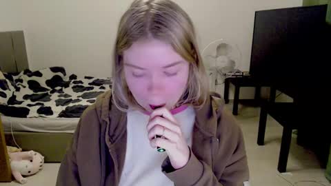 Snapshot of kitten_jenny01 chatting on December 18, 3:37 am Jennyblonde and Emmabrunette online show from December 18, 3:37 am