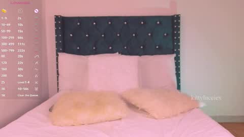 2pm-930 or 10pm hour latina online show from November 16, 10:10 pm