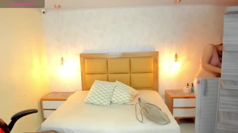  K I T T  Y  online show from November 15, 12:17 pm