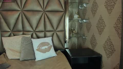 kittyvelvet_ online show from March 11, 11:55 am