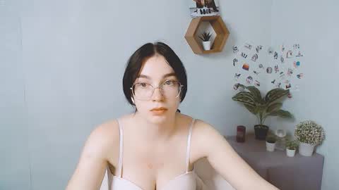 Snapshot of kristenx_x chatting on October 8, 7:24 am Kristen online show from October 8, 7:24 am