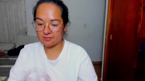 Snapshot of kroline_20 chatting on December 12, 3:54 am Kroline  online show from December 12, 3:54 am
