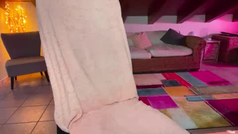 Kylie  online show from October 10, 2:33 pm