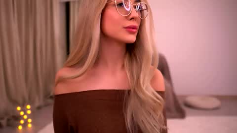 Kylie online show from March 11, 9:39 pm