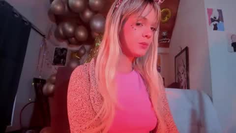 Snapshot of kyliekandy chatting on February 20, 10:59 pm   online show from February 20, 10:59 pm
