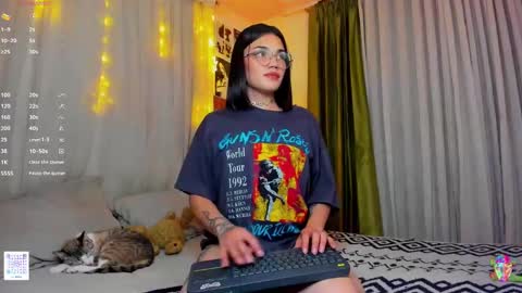 Snapshot of la_briela chatting on December 14, 2:33 am    Help me reach 50 likes online show from December 14, 2:33 am