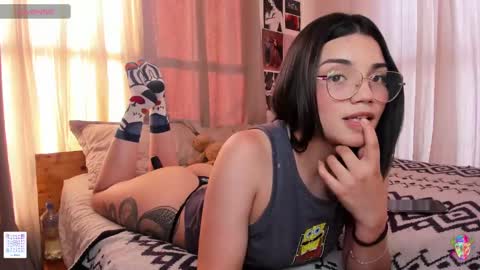 Snapshot of la_briela chatting on January 16, 9:40 pm    Help me reach 50 likes online show from January 16, 9:40 pm