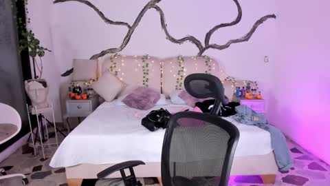 Lady  online show from October 24, 5:25 am