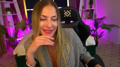 Laura online show from October 17, 2:09 pm