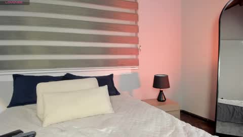 lara_reynolds_ online show from April 18, 8:20 pm