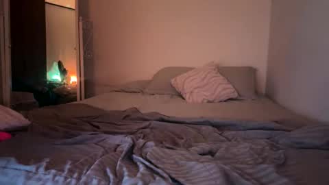 laura online show from March 26, 2:25 am