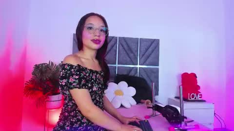 laura_dicardy online show from March 25, 8:01 pm