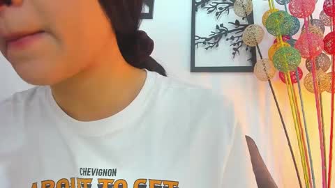 LAURA SOE online show from February 12, 3:17 pm