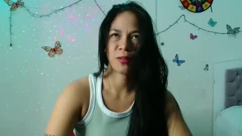 Snapshot of lauracb_ chatting on December 12, 4:04 am lauracb          online show from December 12, 4:04 am