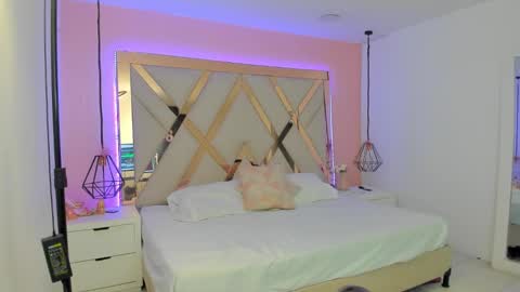 laura  online show from February 9, 8:22 pm