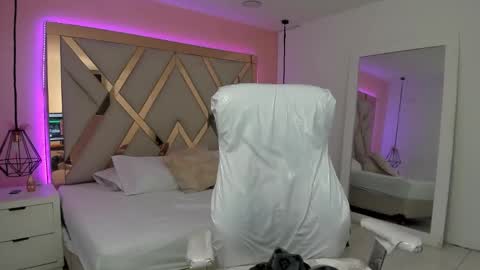 laura  online show from January 16, 9:22 pm