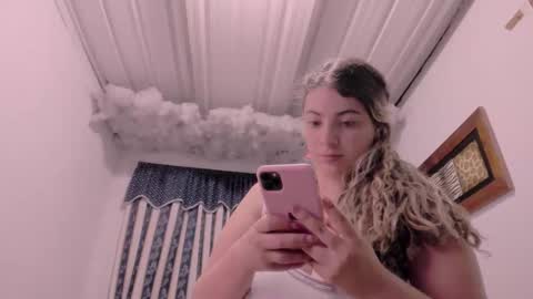 Snapshot of lauu_g chatting on September 15, 9:17 am Lauu G online show from September 15, 9:17 am