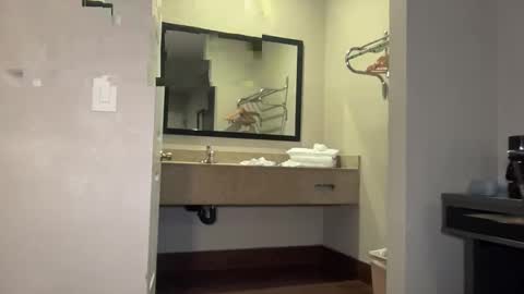 layla online show from October 25, 8:00 am