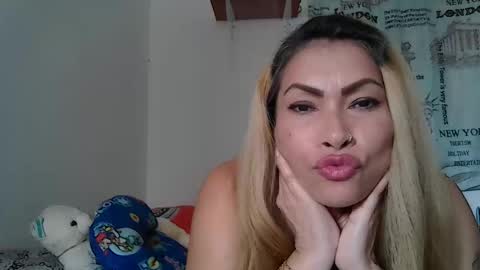 layla_astrum online show from November 5, 6:57 pm