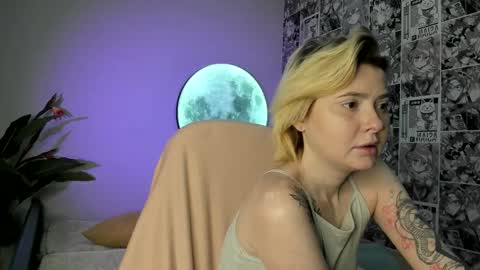 Layla online show from November 10, 6:30 am