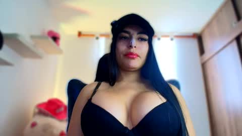 Layla online show from March 25, 4:32 pm