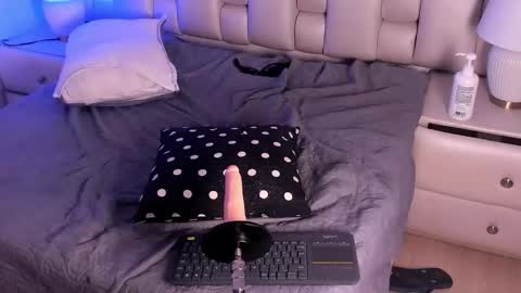 lea_hunter__ online show from November 25, 9:04 pm