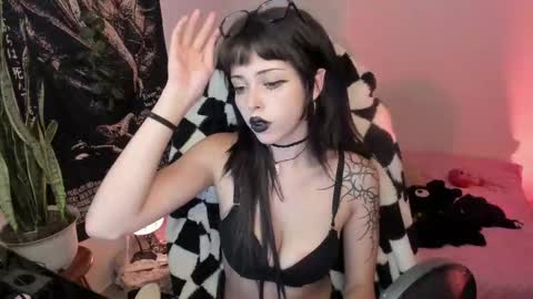  Amelia Black  OF AMELIABLACK666 I lost all my thumbs up help me to get 80 online show from September 28, 10:42 am