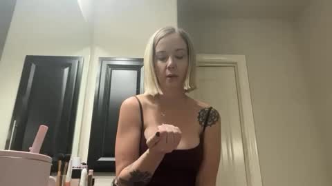 leanneluxecouple online show from December 1, 11:36 am