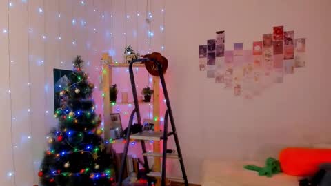 Snapshot of leazy_peasy chatting on December 24, 7:17 am Ellie online show from December 24, 7:17 am