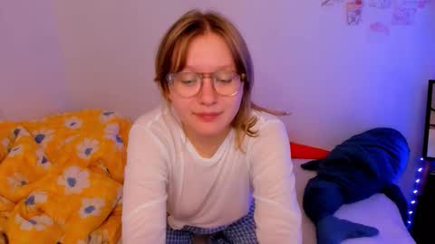 Snapshot of leazy_peasy chatting on October 4, 7:29 pm Ellie online show from October 4, 7:29 pm