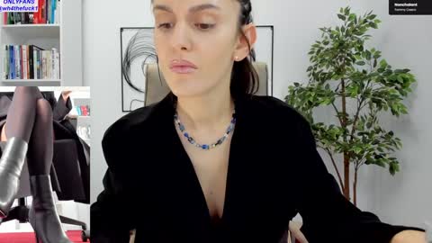 Elle  online show from January 16, 8:43 am