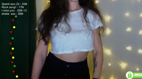 Snapshot of leia_bell chatting on March 2, 6:35 pm hey Im Leia and I love rock  online show from March 2, 6:35 pm