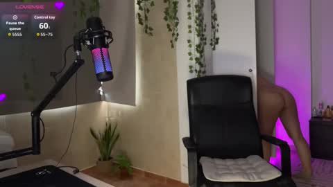 Snapshot of lemi_peachy chatting on October 23, 3:29 pm Lemi online show from October 23, 3:29 pm
