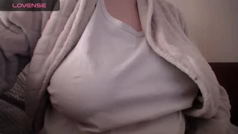 Snapshot of lenagolden chatting on February 20, 9:00 am lenagolden online show from February 20, 9:00 am