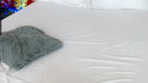 LUCY online show from April 8, 9:50 pm