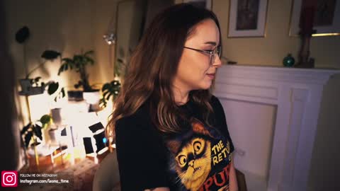 Snapshot of leonamell chatting on December 3, 10:07 pm Leo online show from December 3, 10:07 pm