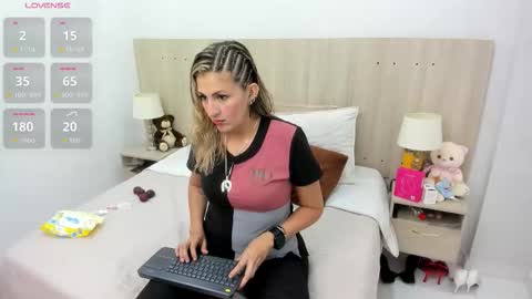 Lesly Santodomingo online show from February 6, 11:35 am