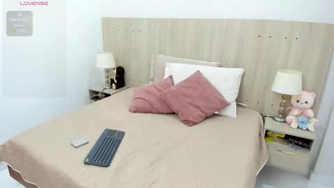 Lesly Santodomingo online show from October 19, 11:45 am