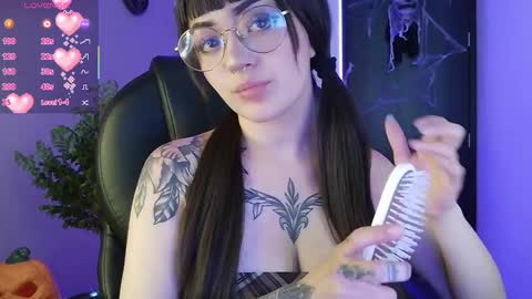 Snapshot of lessboobs_gh chatting on September 22, 4:05 pm Less  online show from September 22, 4:05 pm