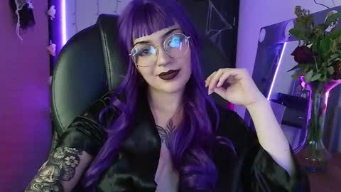 Snapshot of lessboobs_gh chatting on October 22, 6:13 pm Less  online show from October 22, 6:13 pm