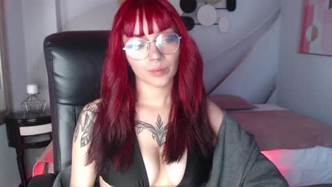 Snapshot of lessboobs_gh chatting on January 5, 11:48 am Less  online show from January 5, 11:48 am