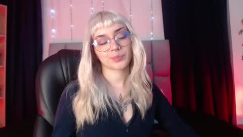 Snapshot of lessboobs_gh chatting on March 12, 11:53 am Less  online show from March 12, 11:53 am