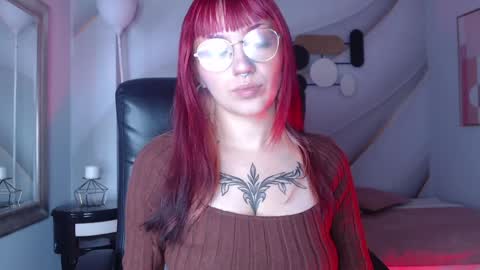 Snapshot of lessboobs_gh chatting on January 15, 11:53 am Less  online show from January 15, 11:53 am