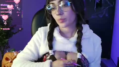 Snapshot of lessboobs_gh chatting on October 1, 6:46 pm Less  online show from October 1, 6:46 pm