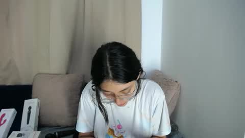 lessliee online show from April 16, 8:14 am